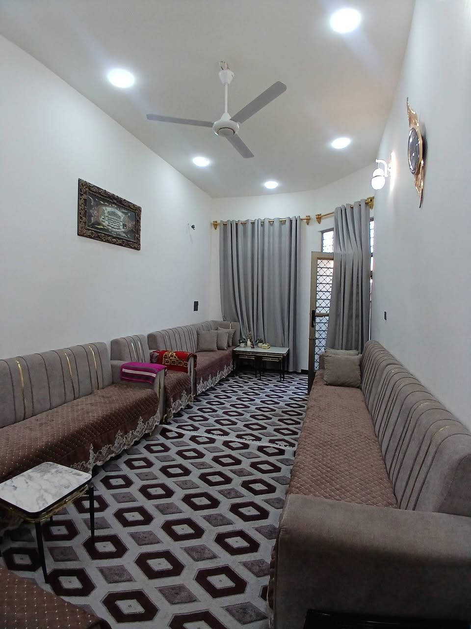 #مشتمل_للبيع 

  🌍 الموقع  / حي الجبيريه الثانيه 
  📍 مقابل مدرسة الأفاق 

 📐 المساحه  / ( 130m  ) طابقين 
 🧱 بناء حديث درجة أولى سيراميك وترتيب 💯 

 🏠 شارع 10m _ موقع ممتاز  ✅️

 💠 يتكون من أربع 4 غرف نوم
                       وصاله واسعه ومطبخ 
                             وحمام داخلي وخارجي وكراج كبير 

  💰 السعر مناسب للشراي _ لمعرفة السعر ارسل رقم  ( 1 ) 
        ■■■■■■■■■■■■■■■■■■■■■■■■
           للإستفسار أكثر يمكنم التواصل عبر رقم الهاتف 
                ☎️ ( ***********  )☎️ أبو سيف 

          🙋‍♂️ #أعرض عقارك يمنه وأنته مرتاح بالبيت 🏡
                      وحنه نهتم بالبيع والترويج 

📍 #العنوان_الضباط_الثانيه  📌 مقابل #شارع_ألفين  .
