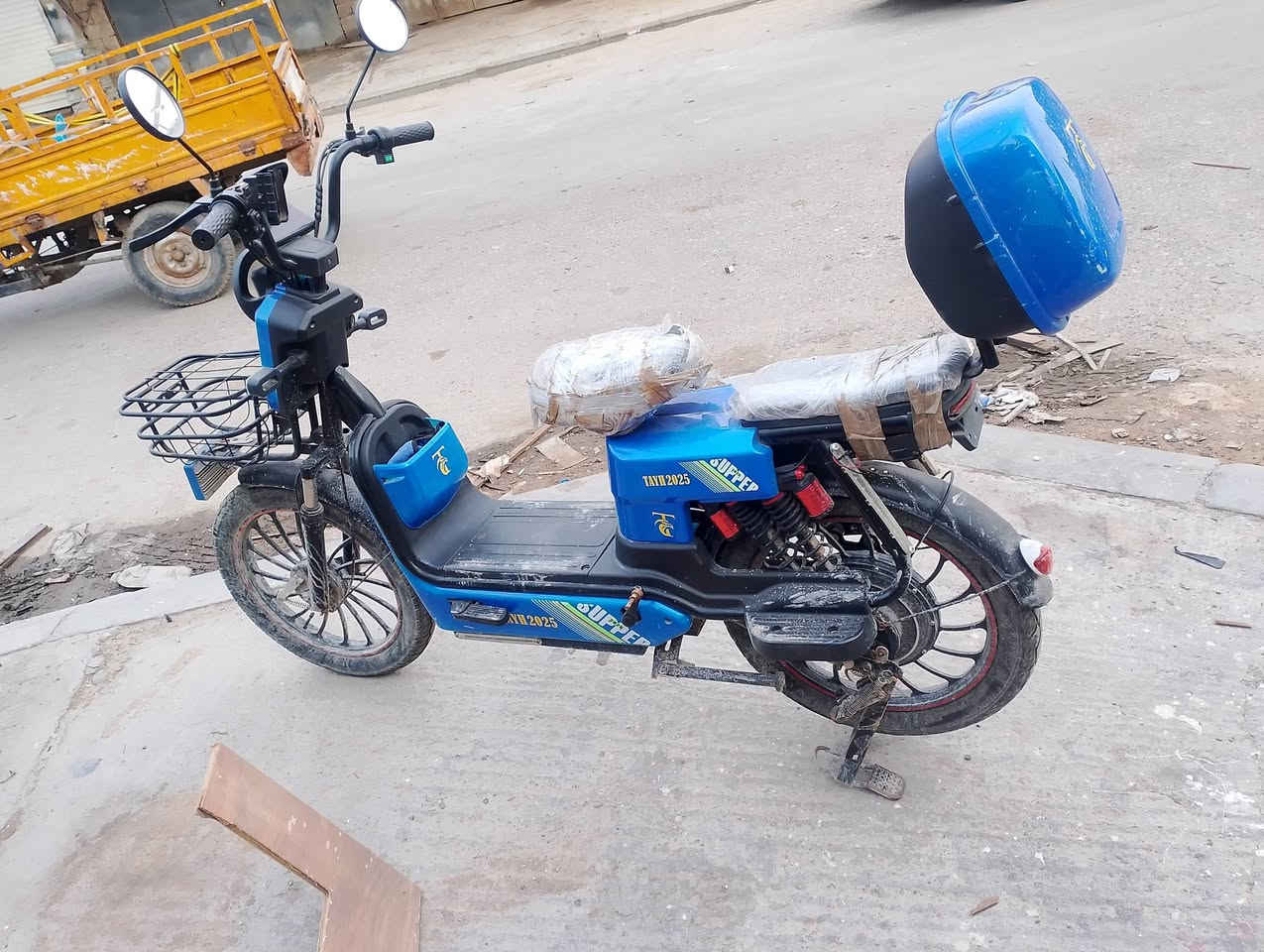 دراجة شحن للبيع لامصلحة ولا مدل بيهه شي دراجة نضيفة اربع نمر تشتقل سويج وكارت وبصمة كلهه شقالا العنوان بصرة حمدان كوت ثويني لستفسار لتصال على لرقم ***********
