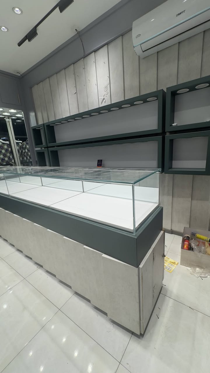 السلام عليكم من رخصة الادمن رسبشن يفيد اهل الذهب كامل هو ملحقاته  وارفوف هم + قاصه كبيره جدا الي تفيده *********** وتساب اتصال
