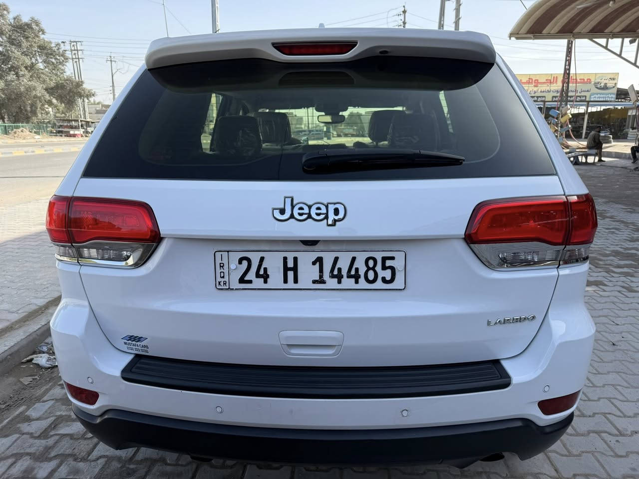 السلام عليكم
للبيع جيب شيروكي 2018 خليجي مكفوله 
ماشيه 172 الف كيلو 
مواصفات عاديه
حساسات امامي خلفي 
كشنات جلد كهرباء
زراك لايت 
توو ويل 
ستوني مبدل طابوكه 
السياره حلوه وجديده 
رقم دهوك الجديد تحويل
السعر 248 بيها مجال بسيط
مكان السياره / نجف
رقم الموبايل ***********
