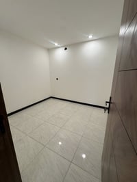 شقة للايجار طابق ارضي امامية معزولة تماما✅  طبكة سيارة باب الشقة   غرف...