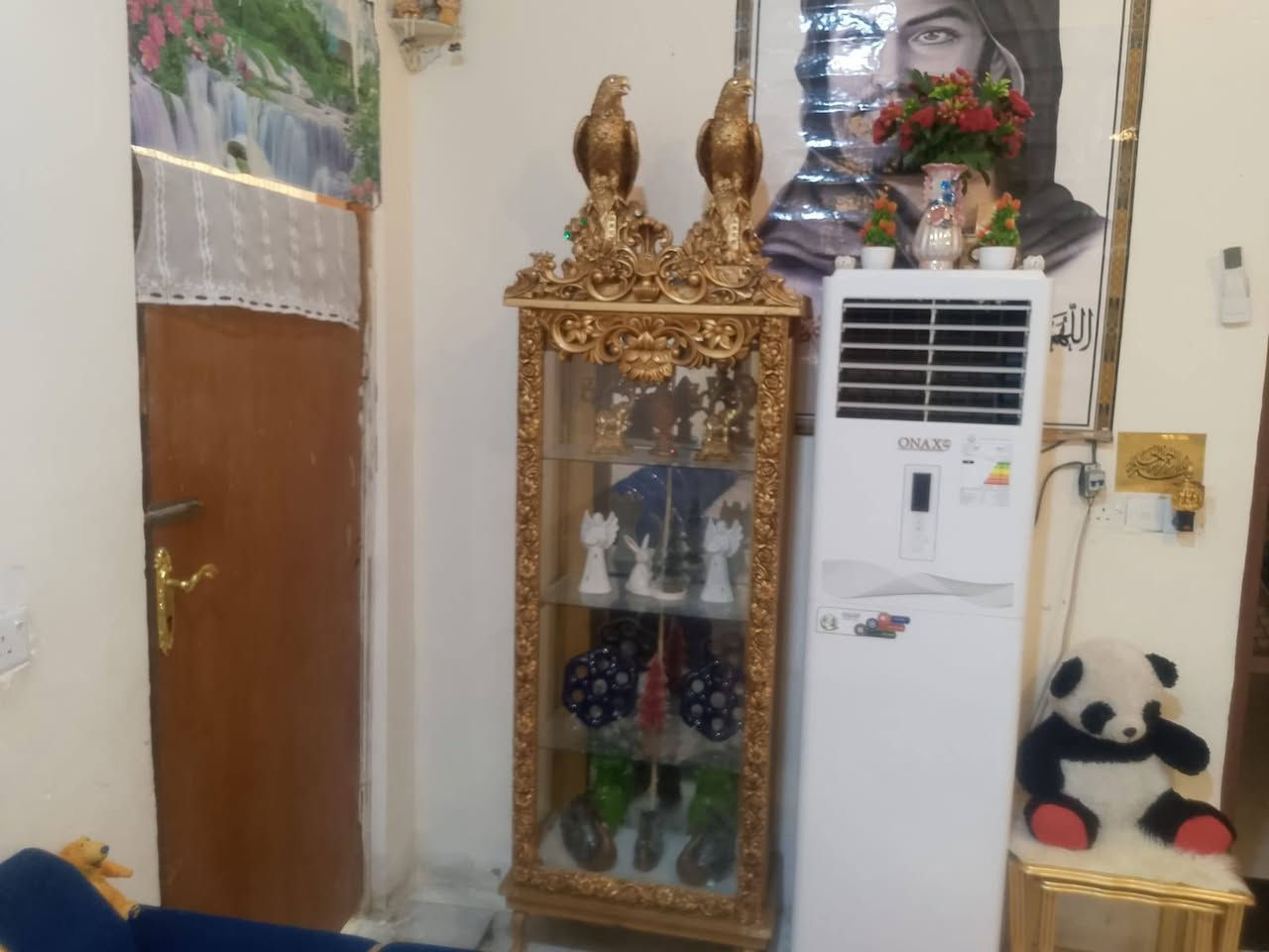بيت للبيع في منطقة ال محينه قرب مدرسة الامام الباقر 
المساحه 250 
عدد لغرف 3
صحيات خارجيه ومطبخ وهول وصاله لديوانيه عوزه عكاده ما كامله  لبيت مرتب وبناء جديد وسعره جدا مناسب 30وبي مجال بصيط جدا للستفسار ***********
