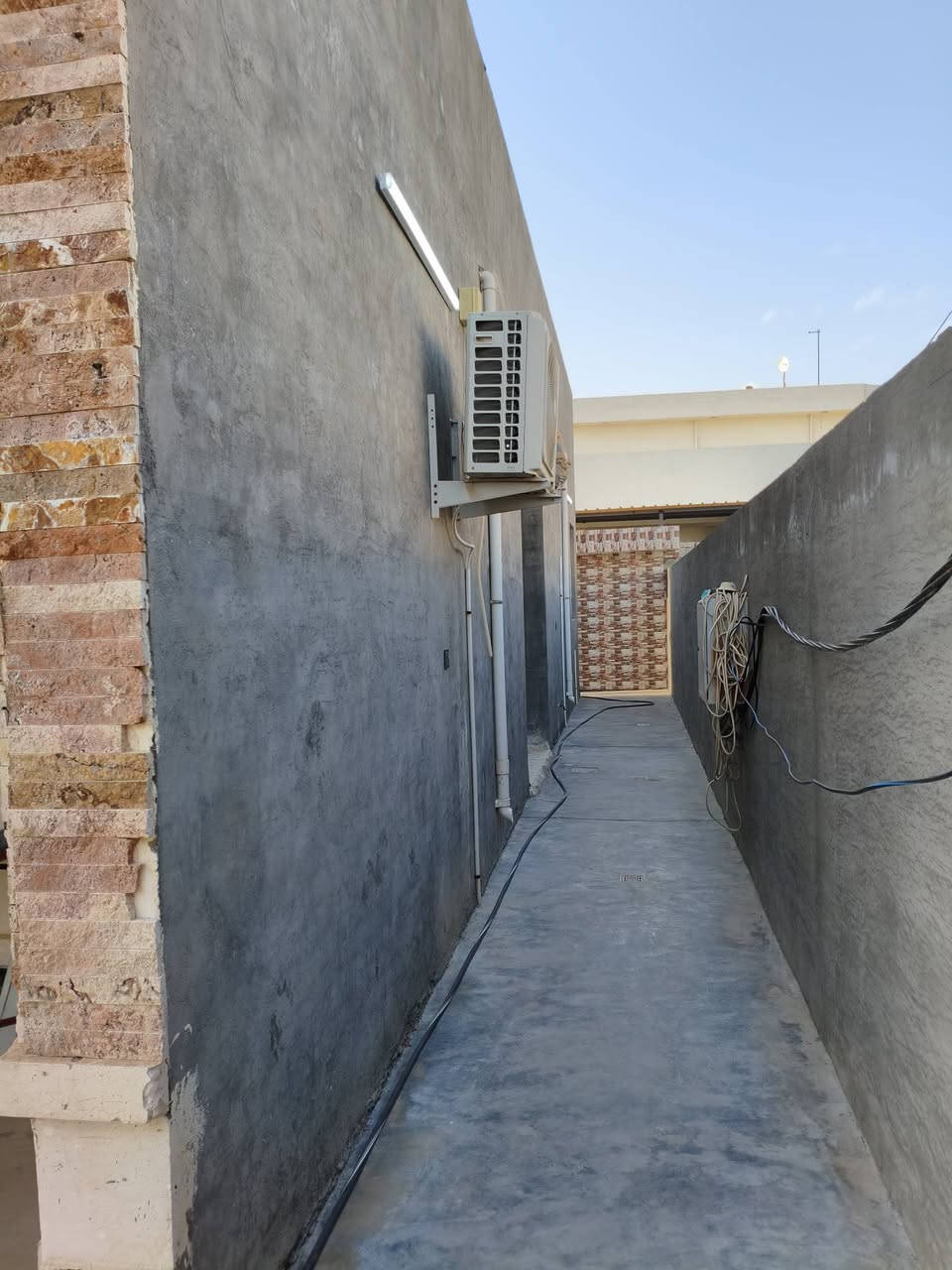 بيت للبيع في الحبانية حي العمال 
مساحة الارض 850 متر طابو ملك صرف 
طابق واحد يحتوي 
2 غرف نوم 6*4
 استقبال 8*4/50
مطبخ حار بارد 6*4
صاله كبيره 
حمامات عدد 2
صحيات خارجيه 
الصطح عازل حراره مع اشتايگر
بيت جديد 
السعر 160 مليون 
الاتصال على الارقام 
***********
***********
