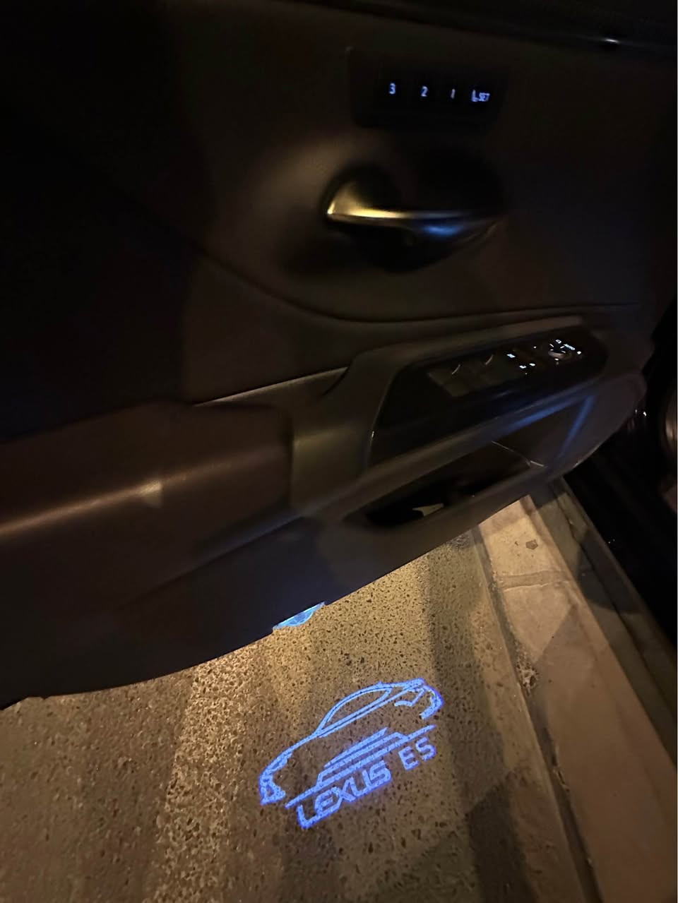 Lexus ES 350 2020 3.5 V6
رقم دهوك.رقم و سنوية كلشي جديد تحويل و كلشي بشرط
فول فول مواصفات ١/١.    سلايد كشن تدفية و تبريد جنتة شفت و كهرباء كشن خزن(ميموري) شاشة كبيرة فولل 
سيارة بها ١ جاملغ و شبر بدون اي دواخل و ايرباك 
سيارة جاهزة مابها دينار مسارف عنوان اربيل
محرك و كهربائيات و رادارات كلشي بشرط 
*********** واتساب كورك فايبر أربيل, العراق
