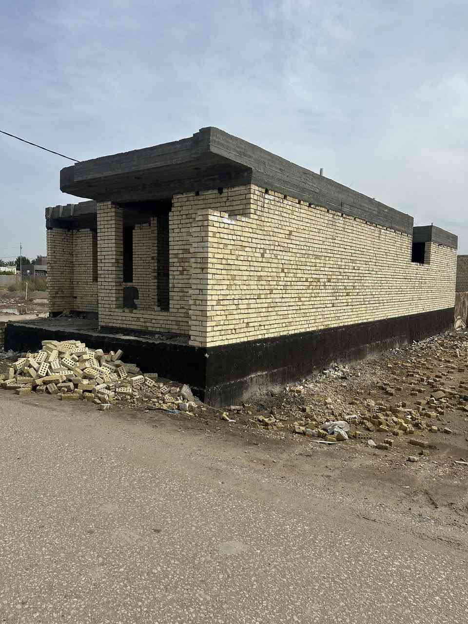 السلام عليكم….للبيع بيت هيكل  ركن مسقف طابوا زراعي سند 25ملحق حي النور موقع ممتاز للسكن
المساحه👈200م
الواجهه👈10م
نزال👈20م
السعر خاص قابل للتفاوض مع البائع
الاستفسار مكتب امجد العلواني للعقار حي17 قرب جامع الرسول
(***********)
