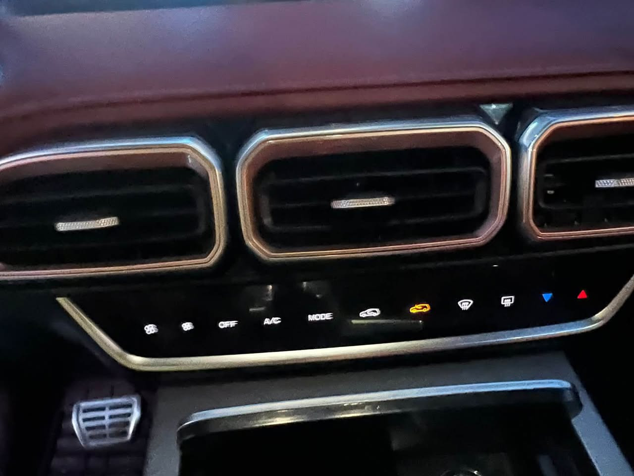 🛑 للبيع: جيتور X70 بلس (Jetour X70 Plus) - فئة Luxury موديل 2024
السيارة بحالة جيدة ، كاملة المواصفات، ومكفولة من (صبغ، بارد، حار). السونار مرفق مع المنشور.
الممشى: 51 ألف كم فقط.
الرقم: بغداد (بإسمي والتحويل مباشر).
الموقع: بغداد - زيونة.
💎 أبرز المواصفات والأنظمة:
السعة: 7 راكب (عائلية بامتياز).
التبريد: شاشه لمس ( قطعتين تبريد بـ 8 فتحات توزيع ) + ثلاجة .
الشاشات والكاميرات: شاشتين ديجيتال متصلة + منظومة كاميرات 360° مع رؤية فوقية (3D) + حساسات خلفية وأمامية.
الراحة والرفاهية: بانوراما قمارة كاملة | كشن سائق كهرباء | صندوق خلفي ذكي (فتح وغلق كهربائي) | 4 جامات أوتو | نظام كاربلاي (أندرويد + آيفون) مع منافذ USB.
الأنظمة الذكية: بصمة تشغيل وأبواب | ترحيب عند الاقتراب | فتح وغلق تلقائي | مرايا جانبية كهربائية (طي أوتوماتيكي مع إشارات بالمري).
🛡️ أنظمة الأمان ومساعدة السائق:
رادار تحديد مسار + تنبيه الخروج من المسار.
نظام النقطة العمياء (Blind Spot).
مثبت سرعة (Cruise Control).
هاند بريك دكمة (كهربائي) + نظام أوتو هولد (Auto Hold).
نظام مانع الانزلاق + وضعيات قيادة متعددة + وضعيات تحكم مختلفة بالستيرن.
وباقي المواصفات معروفه
💰 السعر وتفاصيل الاتصال:
السعر: 28 مليون (وبيها مجال ).
للاستفسار والاتصال المباشر: 📞 ***********
