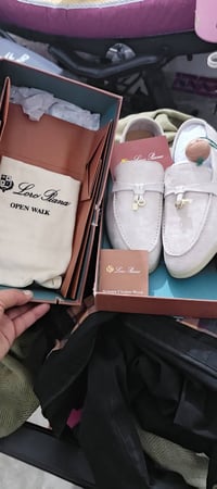 حذاء ماركة نسائي سعره بالموقع حيل غالي اللي يفيده ينطيني سعر للاستفسار...