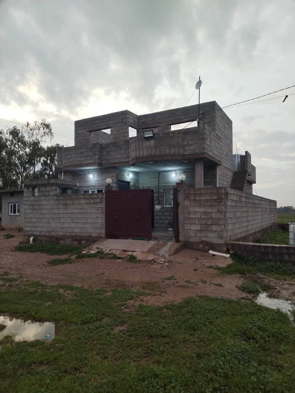 السلام عليكم بيت للبيع طابقين طابق الاول غرفتين هول حمام داخلي مطبخ اوربعه طابق الثاني غرفتين مامصبوب السقف مكان قريه جردغلي كركوك اي استفسار صاحب البيت ‏‪***********‬‏    ‏‪***********‬‏ الموقع كولش راقي اوهادء نطلب من الله التوفيق ❤️
