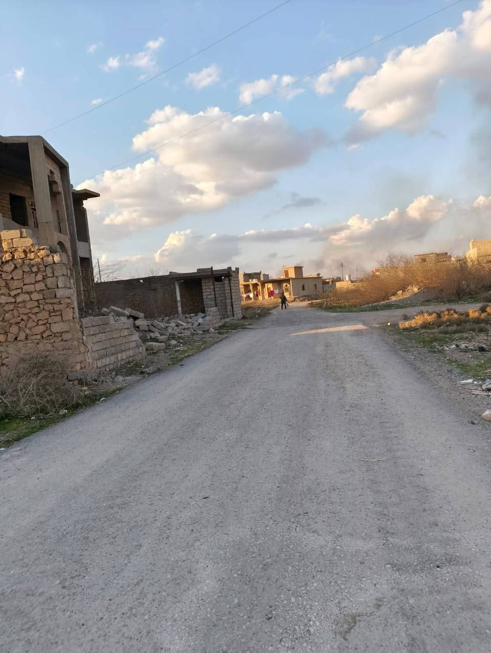 هيكل للبيع بيجي حي المهندسين غرفتين
وصاله ومطبخ حار وبارد وربعه 
مساحة القطعه 240 واصله تبليط 
رقم الهاتف ***********
