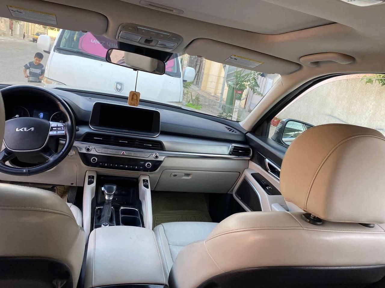 كيا تولاريد موديل ٢٠٢٢بغداد باسمي حادثها نصف جاملغ لايسربدون دواخل ماشيه ١٣٥ اضافه جاملغ وباب لأيمن صور حادثها موجود بغداد نطخت عندي وصبغ للتجميل سياره فول مواصفات مابيها اي نقص لاستفسار لاتصال ع الرقم *********** واتس موجود
