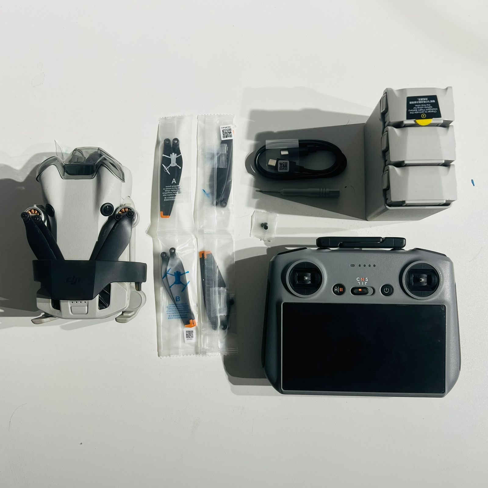 درون للبيع
DJI Mini 4 Pro

تصوير 4K HDR عالي الدقة
تصوير بالطول وبالعرض (عمودي وأفقي)
نظام تفادي عوائق 360°
نظام الرجوع التلقائي لمكان الإقلاع (RTH)
تحكم ذكي وسهل
مدى طيران بعيد مع ثبات عالي
وقت طيران طويل
وزن خفيف أقل من 250 غرام

***********
