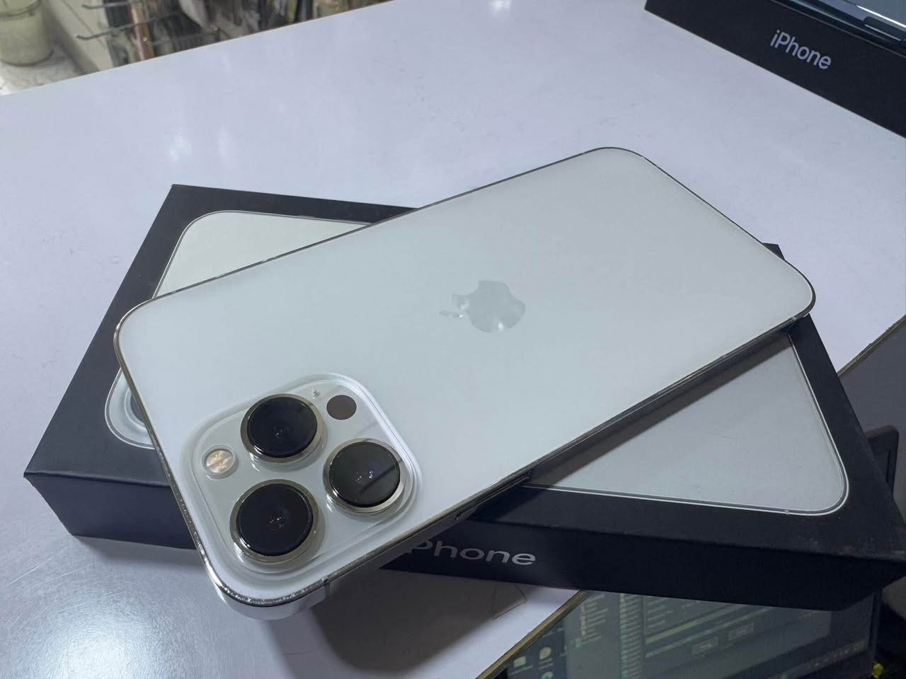 ايفون 13 برو ماكس
ذاكره 256
بطاريه 92‎%‎
نضافته 100‎%‎
جهاز اصلي نموذج m مع وصل ضمان
وتر بروف
ملحقاته كامله 
السعر 🔥 690 الف فقط للبيع
العنوان / كربلاء حي العامل السوك الاخير
المول الباقر (ع) مركز المايسترو فون
يوجود توصيل جميع المحافضات

*********** كربلاء, العراق
