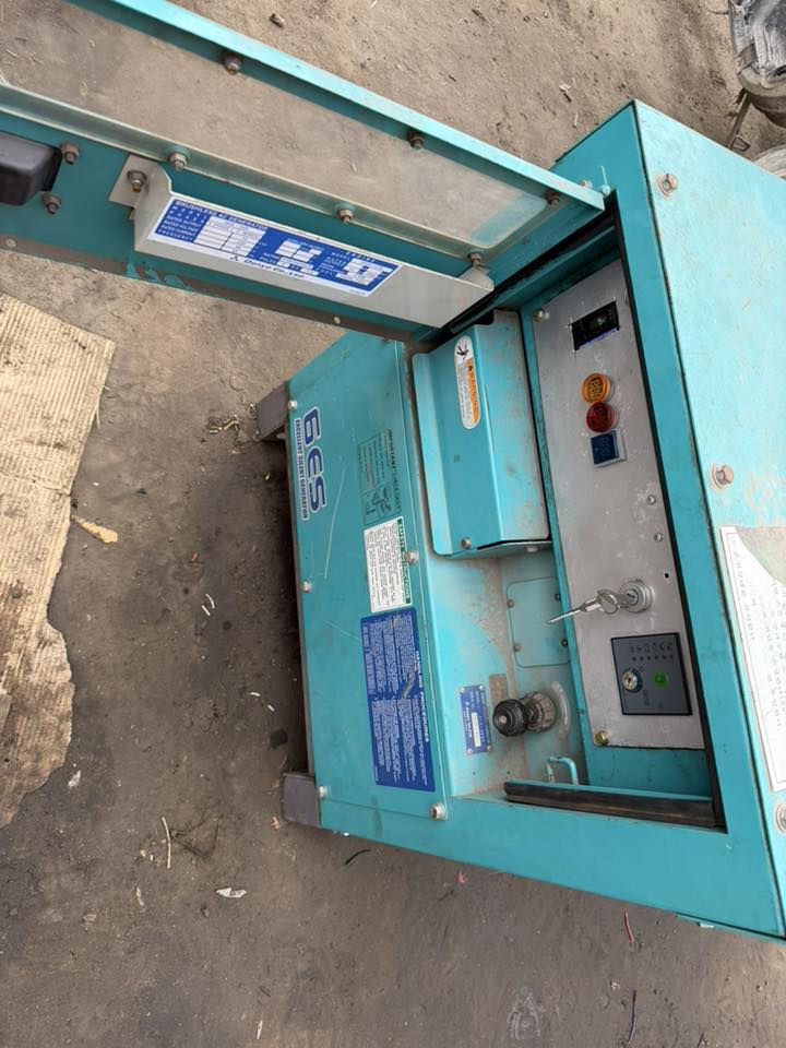 للبيع مولد ياباني محرك كابوتا 15 كيفي نظيفة كلش وبعدها. ما مستخدمه بالعراق 
المولد كامله ما بيها. اي نقص ،باتري جديد وعلى الفحص المولد
المكان بغداد 
السعر 21 ورقة 
الرقم للتواصل *********** 
⸻

🔹 النوع والشركة
 • الشركة: Denyo Co., Ltd
 • الموديل: DHS-SXK
 • التصنيف: Brushless AC Generator (مولد بدون فحمات – براشلس)
 • الهيكل: كاتم صوت (Silent Type)

⸻

🔹 تفاصيل التوليد (الجانب الكهربائي)
 • الطور: فاز واحد (Single Phase – 2 Wires)
 • القدرة الاسمية: 15 kVA
 • الجهد: 220 فولت
 • التيار: 48 أمبير
 • التردد: 60 هرتز
 • عدد الأقطاب: 4 Poles
 • معامل القدرة: 1.0
 • نظام التشغيل: Continuous (تشغيل مستمر)

📌 يعني يشغل حمل تقريباً لحدود 13–15 كيلوواط فعلي إذا الحمل مستقر.

⸻

🔹 تفاصيل المحرك (الديزل)
 • موديل المحرك: D905-K2B
 • نوع الوقود: ديزل
 • عدد السلندرات: 3 سلندر (واضح من موديل D905)
 • السعة: 0.898 لتر
 • القدرة: 12 كيلوواط
 • السرعة: 1800 دورة/دقيقة
 • تبريد: مائي (Radiator مبين بالصورة)

محرك D905 معروف أنه من عائلة Kubota D905 ثلاث سلندر، اقتصادي وصرفيته قليلة ومناسب تشغيل طويل.

⸻

🔹 مميزات هذا النوع

✔️ هدوء عالي (Silent)
✔️ صرفية ديزل قليلة
✔️ مناسب للبيت أو محل متوسط
✔️ قطع غيار المحرك متوفرة غالباً
✔️ بدون فحمات (صيانة أقل)
