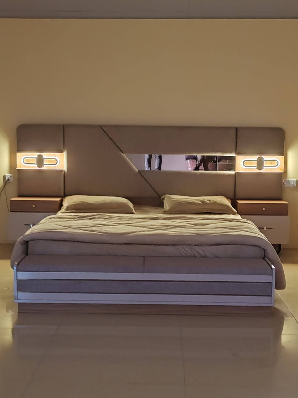 غرفة نوم تركي اتل ابواب 10 قطع معمل اصلي درجة اولى📢
ظمان فتح وتركيب 10مرات 
نفس الصورة بالضبط💯
برغي  حديد وقفل حديد 
سرير جك خزان 
انارة ذاتية 
مراة الميز تواليت تعليك
ارجل هيكل حديد
تقاطيع مميزة 
نرمايد هيدروليك الية الاغلاق 
سكك ثلاث مراحل  
نقوش  درجة اولى ✅
متوفرة بلون جوزي ✅
كنتور مع الملحق 330سم✅
للحجز مراسلة الصفحة او الرقم 
***********
***********
#اكسبلور 
#creatorsearchinsights 
#اثاث_منزلي_حديث_غرف_نوم 
#حلة_شارع_40 
#اثاث_منزلي_حديث_غرف_نوم
