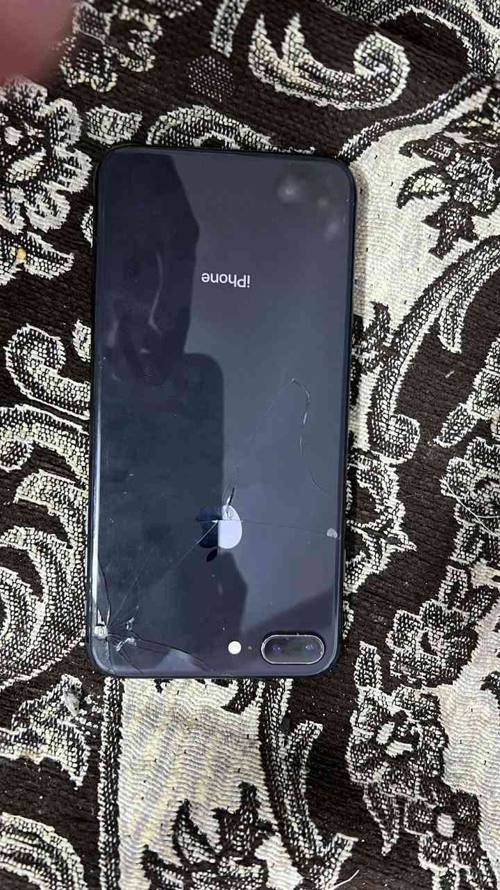 السلام عليكم للبيع ايفون 8 ابلاس اخو الجديد بس الضهر ماله مكسور  سيمكارت شغال كامل السعر 75 بي مجال قليل الرقم ***********
