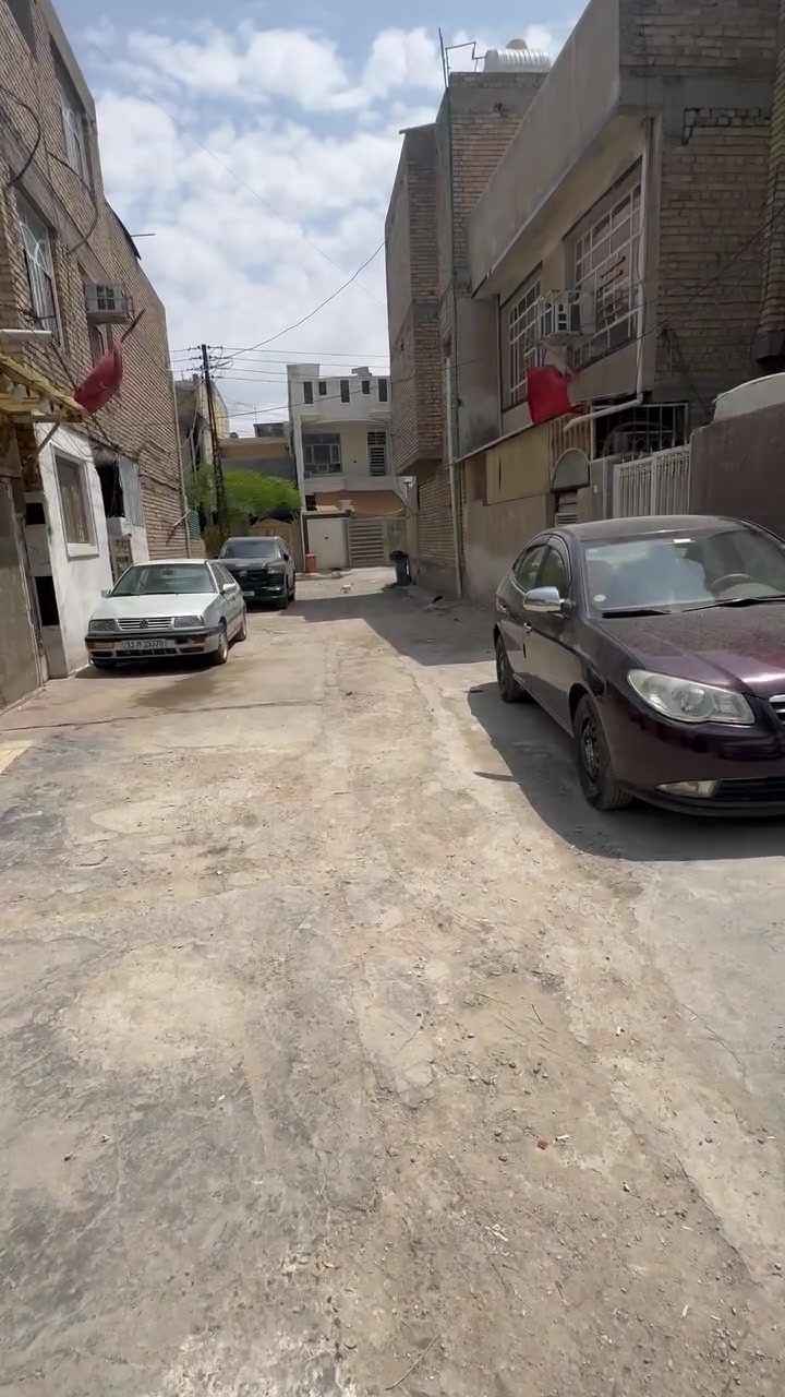 بيت للبيع / طابو ملك صرف
الموقع الشعب نهاية الفورتات مجاور مستشفى الزهراء الاهلي 

المساحه79متر  واجهه 3.5 نزال 22.5

 بناء 2017

البيت مدخل واحد +طابق واحد 

-الطابق الاول / طرمه +حمام خارجي + استقبال + غرفة +مطبخ + حمام+ترك

-الطابق الثاني/ يحتاج اله بناء ١٠ سوف طابوق يكمل +بيتونه كامله 

الُبيت داخل فرع مغلق مرتب من كل نواحي 

 شارع عريض 10

للاستفسار الاتصال على رقم هاتف ***********

السعر 90 مليون قابل للتفاوض

