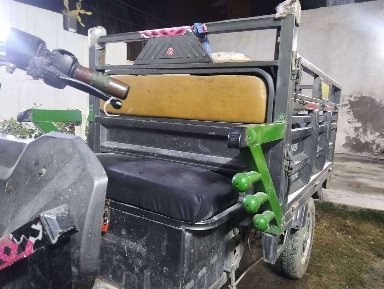 السلام عليكم ستوتة شحن للبيع عدد البطاريات ستة خير من الله تايرات جداد  هاتف ***********
