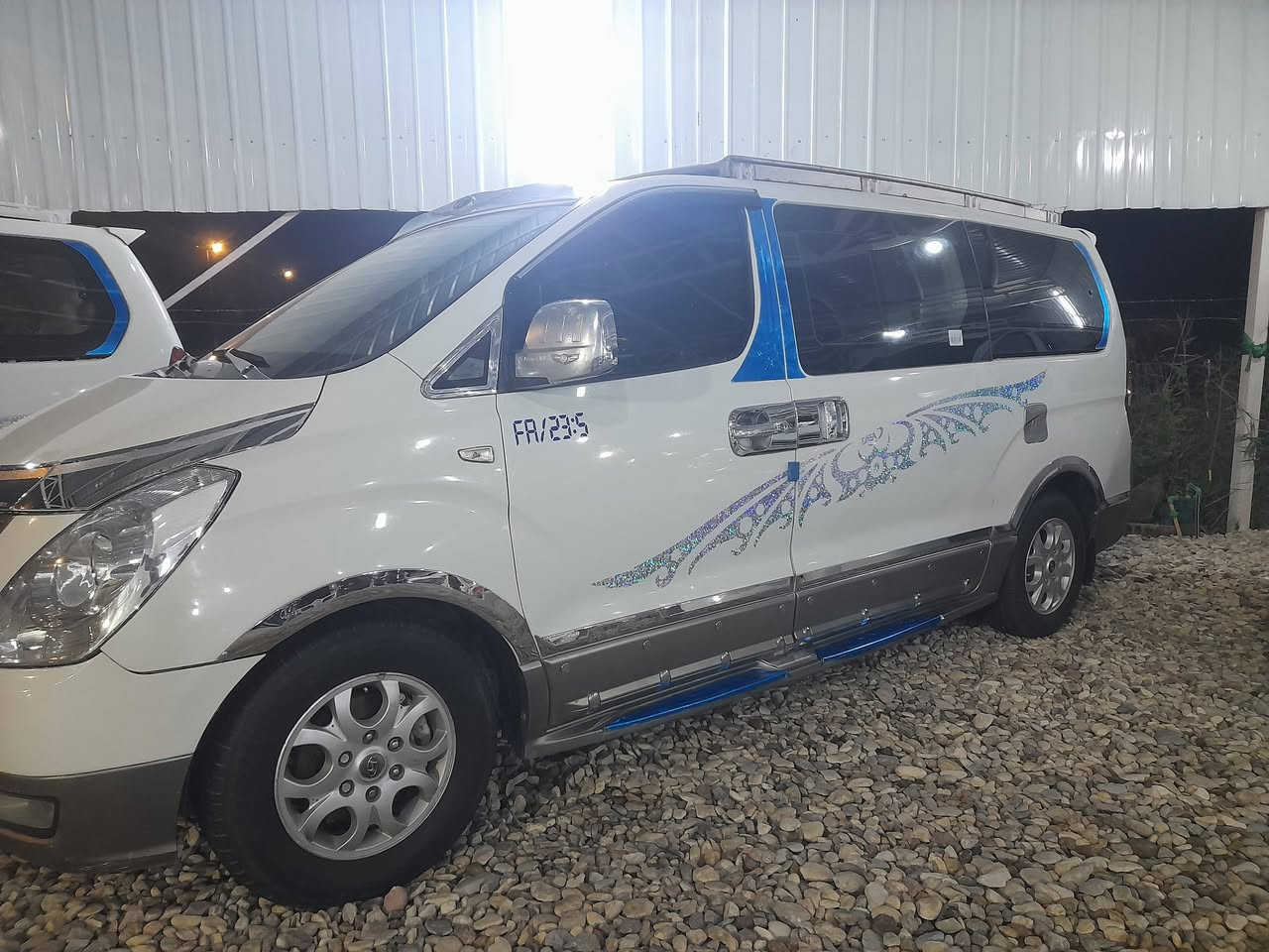 السلام عليكم للبيع استاركس موديل ٢٠٠٩ مسكر اصل اوتوماتيك فول مواصفات رقم ذي قار مشروع وطني السياره مكفوله من الضربه مكينه كير صدر تخم تاير دوشمه تبريد كله جديد مال جناي سياره جديده معنه الكلمه الستفسار ***********
