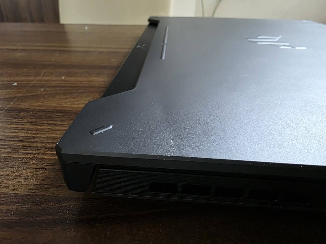 للبيع: لابتوب ASUS TUF Gaming A15 (مستعمل)
الجهاز شغال وبأداء ممتاز اوربي استخدام شخصي لا مجدد ولا شي يعني اني جبت ويايه من اوربا تحديدا من فنلندا ف الكيبورد اسكندنافي، بس للأمانة بي عيوب خارجية واضحة بالبدي وموضحة بالصور:

​الملاحظات الخارجية:

​منفذ الـ USB: البلاستيك الداخلي جزء صغير مثلوم، بس وشغال 100%.

​البدي: اكو براغي مشدودة بقوة زايدة من جوة، فصاير أثرها بارز وطالع ليبرة من جهة الكيبورد.

​كفر الشاشة: اكو بعجة صغيرة بركن الكفر الخلفي.

​المواصفات:

​المعالج: AMD Ryzen 9 7940HS

​كارت الشاشة: NVIDIA RTX 4070 (8GB)

​الرام: 16GB DDR5

​الهارد: 512GB SSD

​النظام: Windows 11 Pro

​السعر:

​ما محدد، انتو قيموا اللابتوب حسب مواصفاته وحالته وانطوني سعركم بالخاص.


**إذا كنت صاحب هذا الإعلان وتريد حذفه لأي سبب، رجاءا أرسل رسالة إلى الدعم الفني**