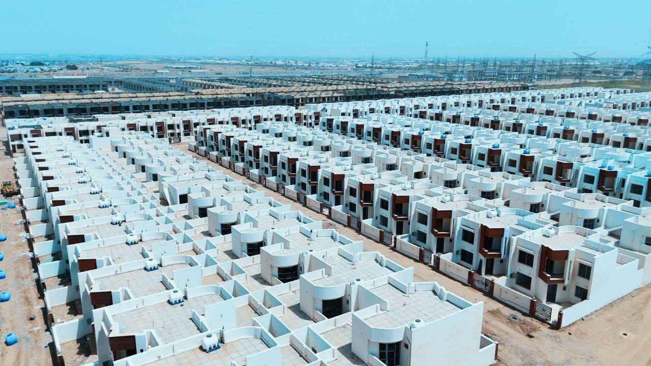 بيتين متجاورات للبيع في مجمع الرياحين السكني موقع البيوت مميز في الزون سي مقابل حديقة وفي بداية المجمع مساحة البيت ٢٠٠ م وبسعر مميز وبنظام الاقساط للتفاصيل***********
