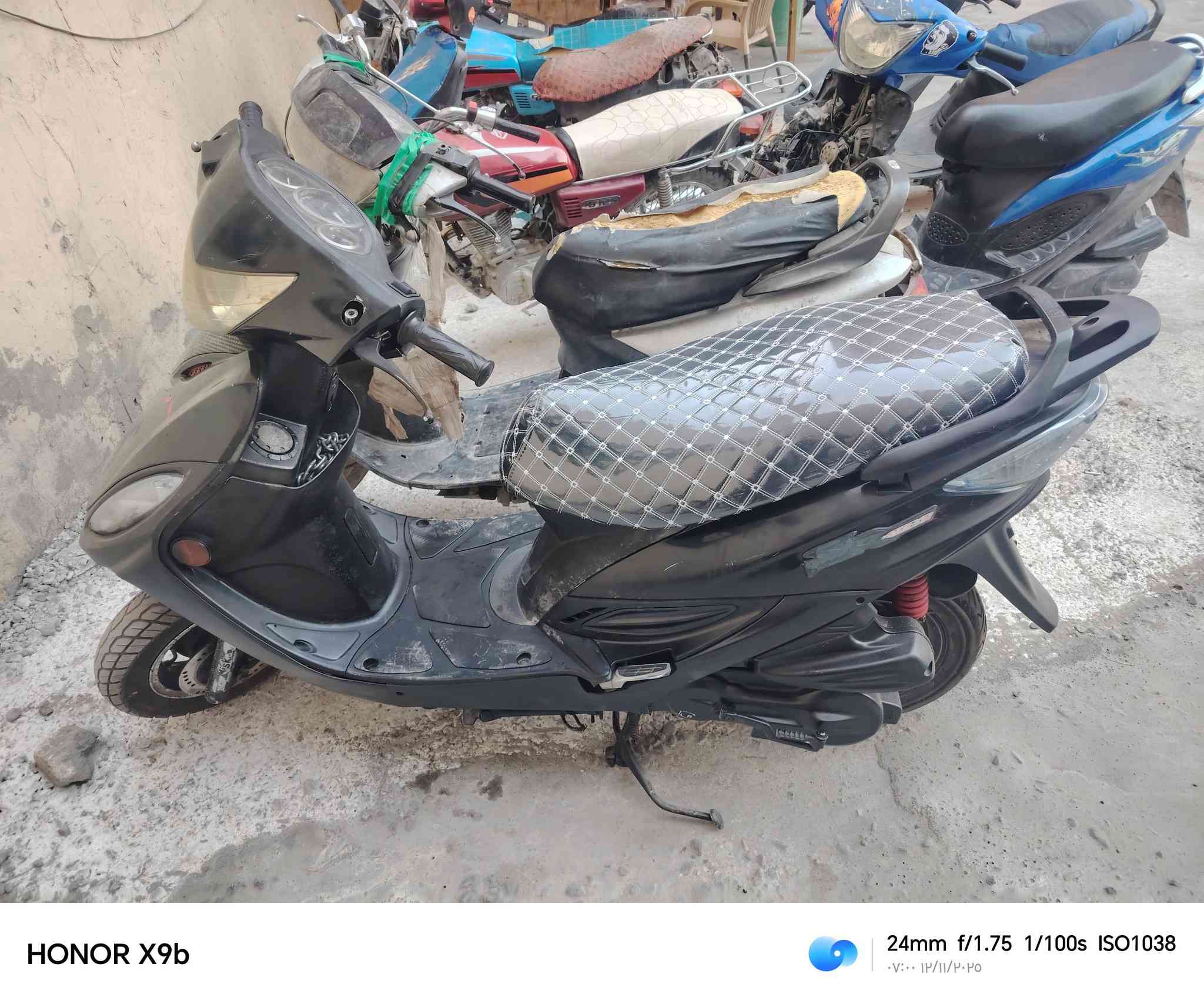 سلام عليكم دراجة كامكو جي فور دراجة كل نقص مابيها دراجة شلعة ومعدل فول دراجه صارلها شهر من طالعه من الحاويه ومكاتبتهه بيهه دراجة محرك مامفتوح دراجه كهربائيات كلة شغالة دراجة حلوه نضيفه السعر. ٦٠٠ مكاني نجف الرقم ***********
