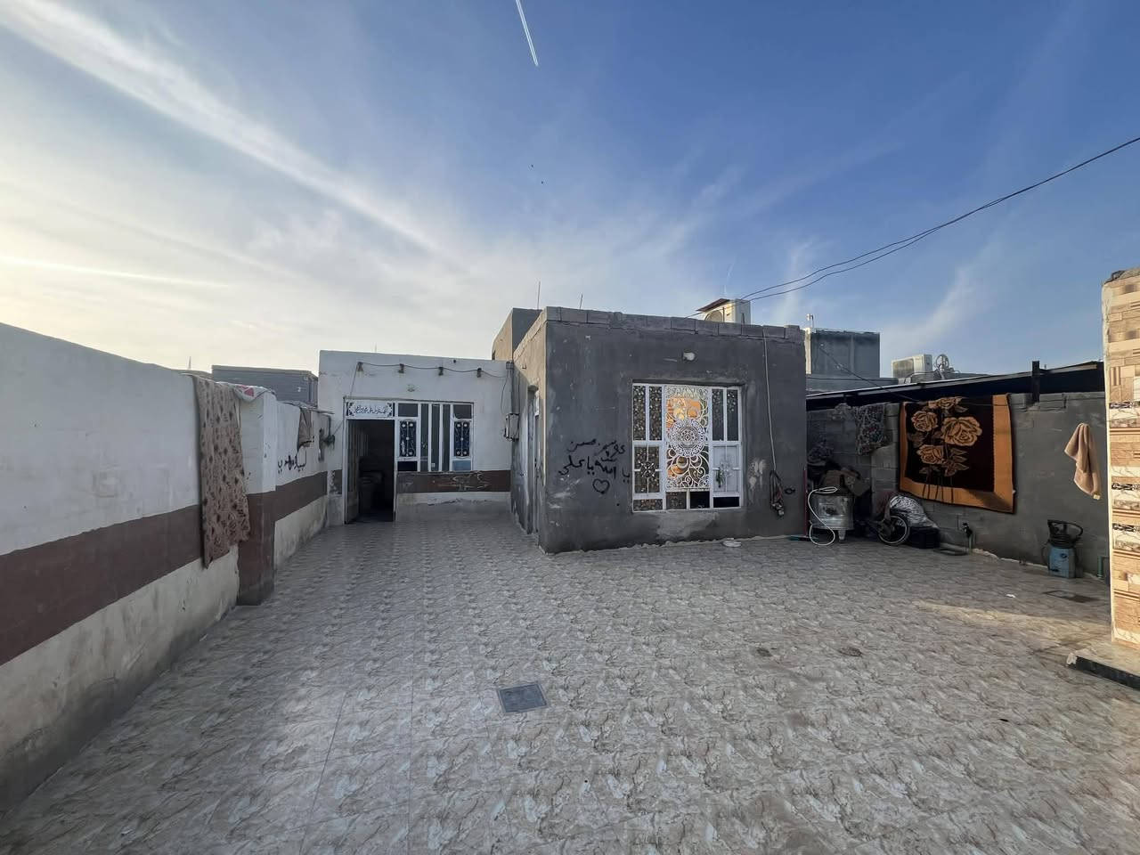 بيت طابو زراعي سند ٢٥ مساحتة ٢٧٠م قرب ملعب هشام معاملة تطويب كاملة يتكون من غرفتين نوم وصالة واستقبال ومطبخ اساس صب بناء بلوك وعكاده 
للاستفسار ***********
*********** او مراجعة مكتب أمتار للعقار
