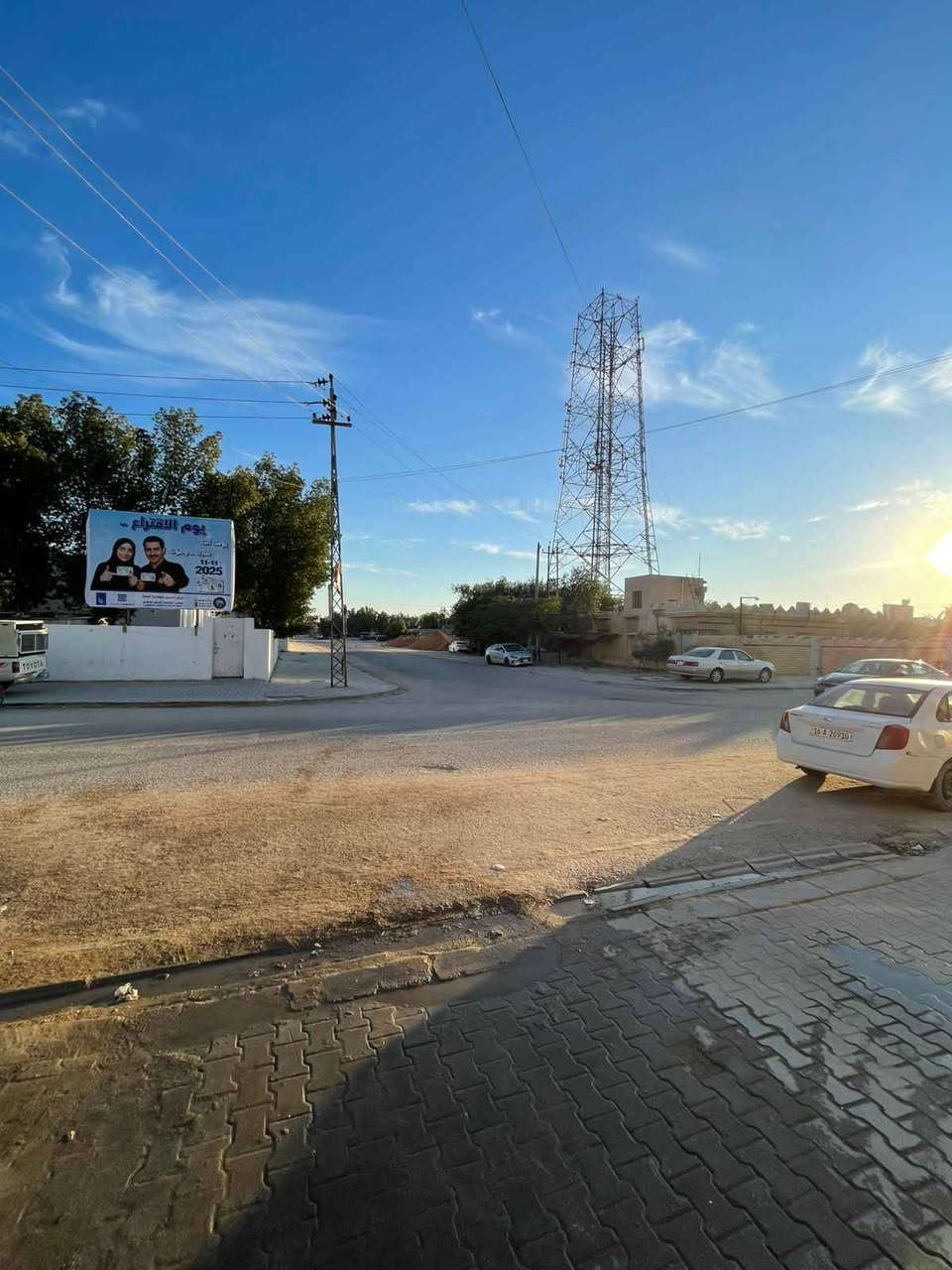 السلام عليكم 
دار للبيع في موقع مميز في شارع النصر بانزين خانه الشارع العام الي يعتبر التجاري يكون موقع الدار ع حرف T مقابل مدرسة الحمزه من جها والبريد من جها ثانيا مساحة 100م  واجهة 5 نزال 20 يحتوي الدار في الطابق الاول ع صحيات خارجيه واستقبال ومطبخ وصحيات داخليه وصاله وغرفة نوم وفي الطابق الثاني اسويتين غرفه بصاله بغرفه بصاله بحمام مشترك  والطابق الثالث مخزن بسطح 
للاستفسار  الاتصال ع الرقم *********** النجف, العراق
