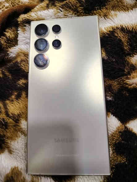 للبيع
الترا 24 ذكره 512 جهاز نضيف 
جهاز لك دبل سيم كارت شراي 
يتصل علئ الرقم 0770526156 /***********
