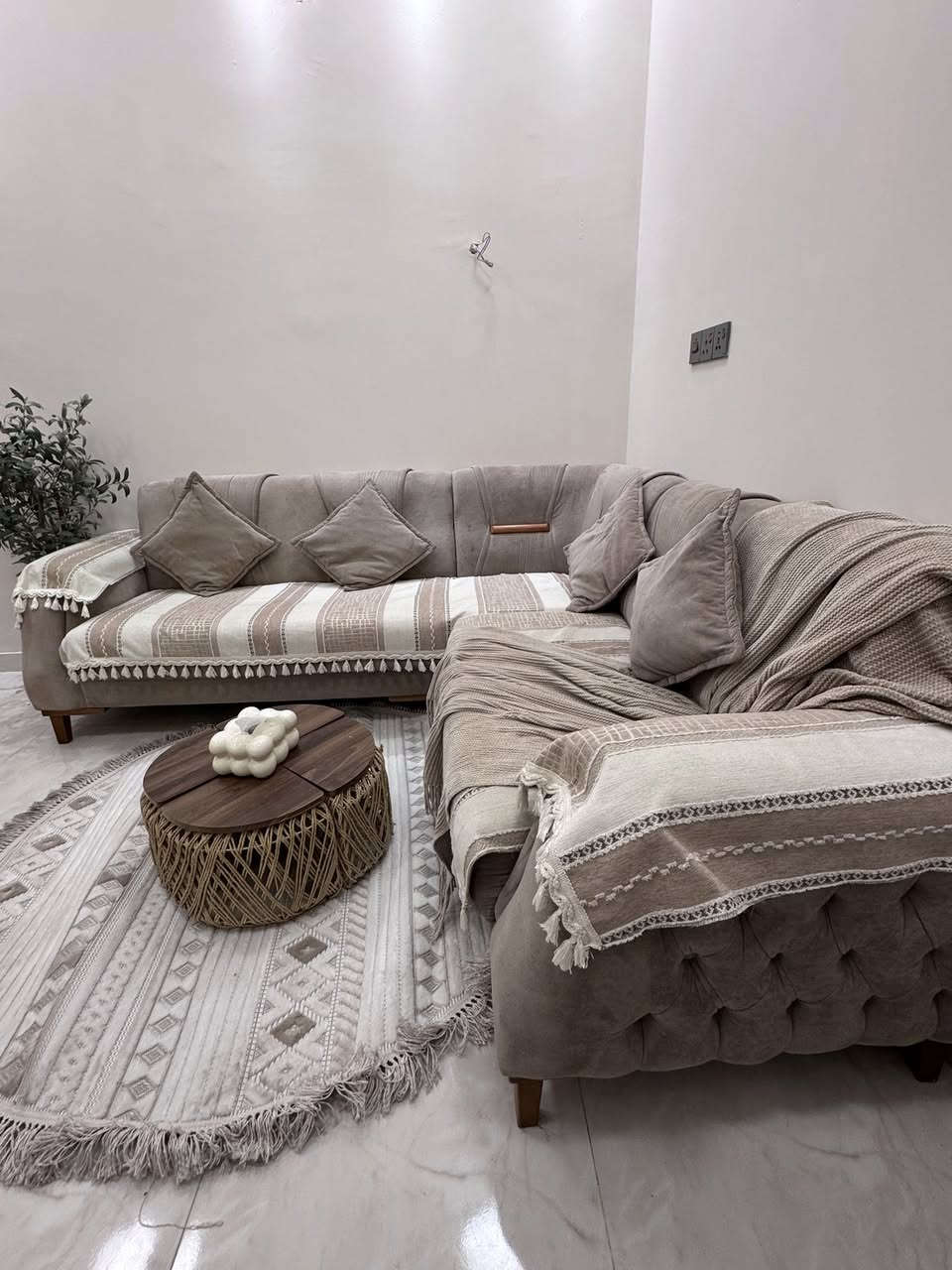 كورنر للبيع ٣قطع  قياس ٢٤٠في ٢٢٠ شغل توصاه متانه خشب وإسفنج وقماش الشراي يجي يفحص اي ضرر مابيه سبب البيع نريد نسوي قياس اكبر السعر ٧٠٠ 
للتواصل ***********
عنوان /بغداد
