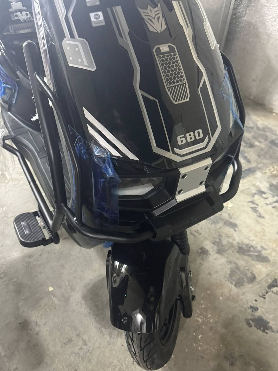 السلام عليكم بقن الدراجات التوالي من الحاوية اخر لونين اسود ونيلي حبري سعر بلاش بسعر الكلفة ٦٧٥ الدراجة مزودة بدرع داير مايدور وچادر اصلي مال شركة وخوذة ودواسة للأستفسار ***********
