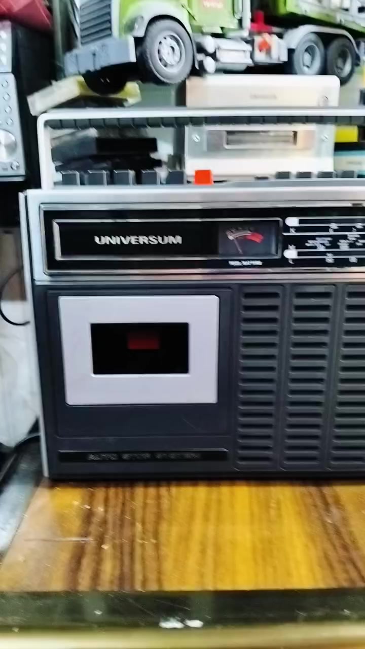 من اقدم الاجهزه الالمانيه
راديو مسجل يونفيرسم الالماني 
صناعه ألماني انتاج الجهاز 1978
جهاز بلادي غير داخل تصليح وضع الشركه 
موجات الراديو FM MW LW
المسجل تقديم ترجيع وتسجيل واضح 
يعمل كهرباء وباتري 
يوجد فديو بالمنشور يوضح التشغيل 
للحجز المراسله على الخاص


**إذا كنت صاحب هذا الإعلان وتريد حذفه لأي سبب، رجاءا أرسل رسالة إلى الدعم الفني**