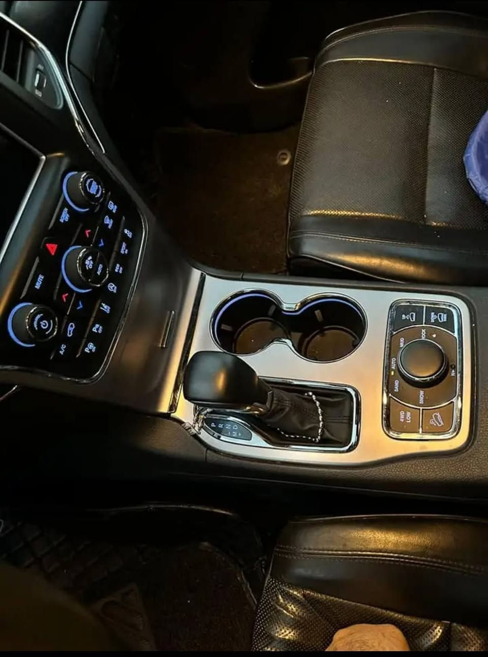 للبيع جيب گراند شيروكي high altitude موديل 2018 كلين مكفولة دعامية لدعامية 
مواصفات معروفه فول 1/1
ماشي 61 ميل 
سعر 284 و مجال 
للاستفسار ***********
