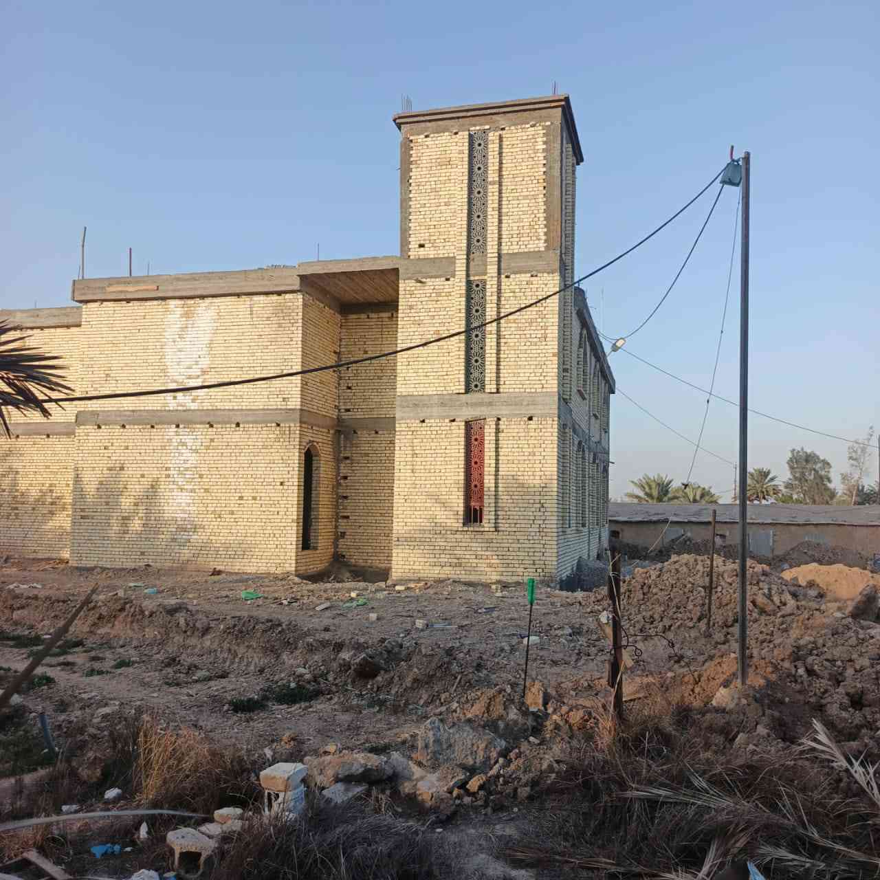 قال الله تعالى في محكم اياته
بسم الله الرحمن الرحيم 
( إِنَّمَا يَعْمُرُ مَسَاجِدَ اللَّهِ مَنْ آمَنَ بِاللَّهِ وَالْيَوْمِ الْآخِرِ وَأَقَامَ الصَّلَاةَ وَآتَى الزَّكَاةَ وَلَمْ يَخْشَ إِلَّا اللَّهَ ۖ فَعَسَىٰ أُولَٰئِكَ أَن يَكُونُوا مِنَ الْمُهْتَدِينَ..) الاية سورة التوبة
وقال نبينا محمد صلى الله عليه واله وصحبه وسلم 
إن مما يلحق المؤمن من عمله وحسناته بعد موته علما علمه ونشره، وولدا صالحا تركه، ومصحفا ورثه، أو مسجدا بناه، أو بيتا لابن السبيل بناه، أو نهرا أجراه، أو صدقة أخرجها من ماله في صحته وحياته يلحقه من بعد موته. رواه ابن ماجه
ويقول: "من بنى مسجداً لله (يبتغي به وجه الله) بنى الله له بيتاً في الجنة" [رواه البخاري ومسلم]. وفي رواية أخرى: "من بنى مسجداً كمفحص قطاة أو أصغر، بنى الله له بيتاً في الجنة" [صحيح ابن ماجه🕌🕌🕌
من اراد المساهمة في اكمال بناء الجامع الكائن منطقة جسر ديالى /العريفية من جهة الشارع العام جرف النداف الاتصال على الرقم ‏‪***********‬‏ ولكم الاجر والثواب
