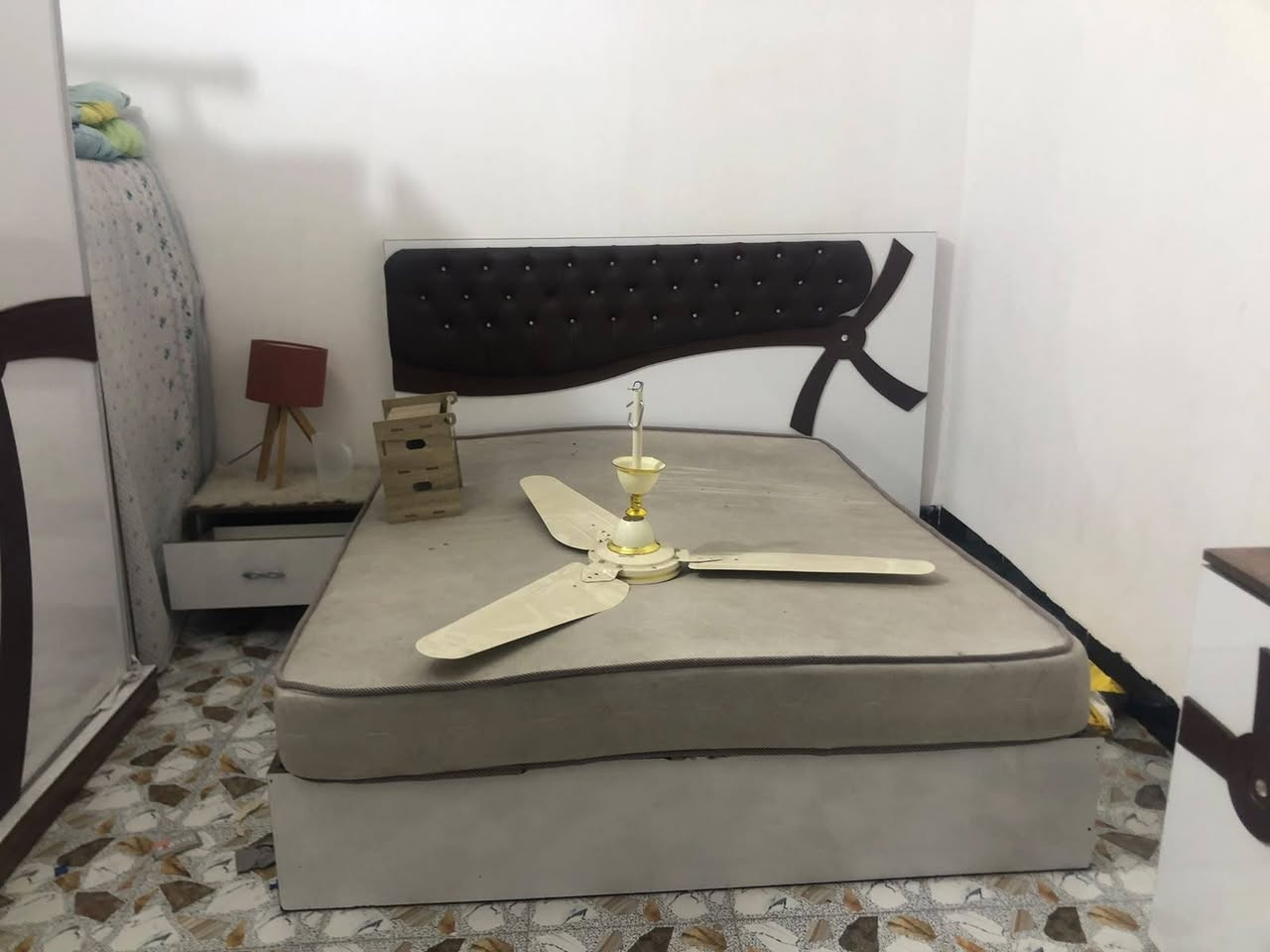 غرفه للبيع تركي نضيف 350 وبيه مجال بسيط 
والساحبه ب50الف قفل 
***********
