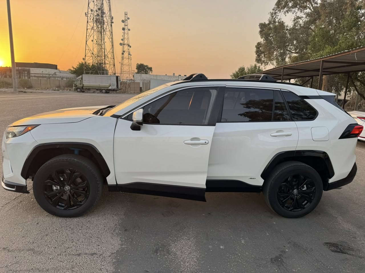 للبيع راف فور  هايبرد
2022 SE AWD 
( فور ويل)  اللون ابيض صدفي الحادث بالمنشور موصفات seالمعروفة  - فتحة و رادارات و صندوق كهربائي  
السعر :(( 245)) وبيها مجال بسيط مكاني البياع 
للاتصال:***********
