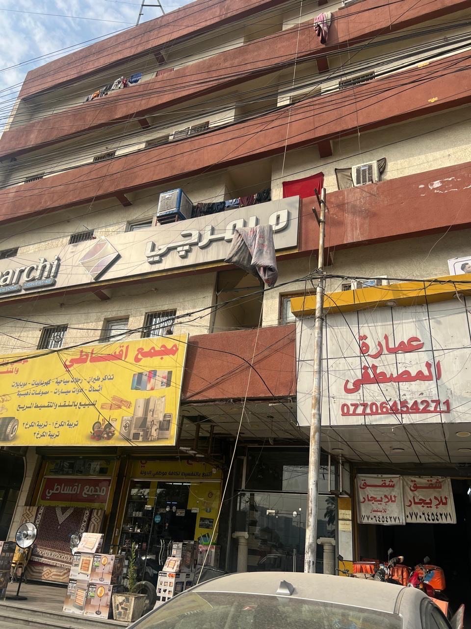 شقق لإيجار
العمارة بأي طابق، وبيها مصعد/موقف سيارات/كهرباء وماء بشكل منتظم لو شلون؟: 
حسب حجم الشقه