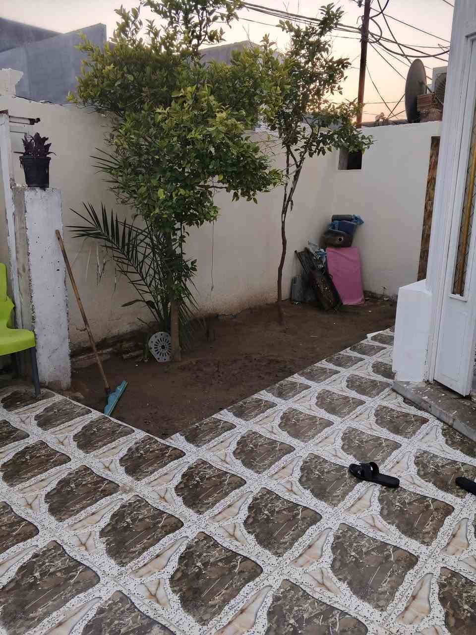 بسم الله..،🏠 بيت للبيع 200متر دور الزراعه الثالثه بصف الركن قرب المستوصف.🏥زراعي ملك 📄صرف سند 25 يحتوي الدار ع إستقبال وهول ومطبخ وصاله وغرفتين ومنور وصحيات .. طابق الثاني 🏡غرفتين وصاله وصحيات . للاستفسار الاتصال ☎️***********   السعر 160. وبي مجال بسيط
