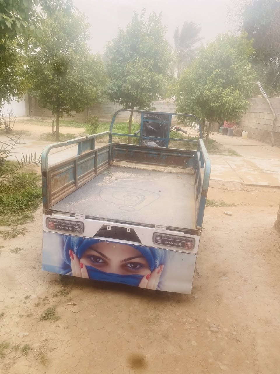 السلام عليكم
ستوتة ام طير موديل ٢٣اوراق كاملة
تايرات جدد كهربايات كلهة شغالة بس نقص باب 
بيهة لحيم بل چتوف السعر ٧٥٠وبيهة مجال
***********
