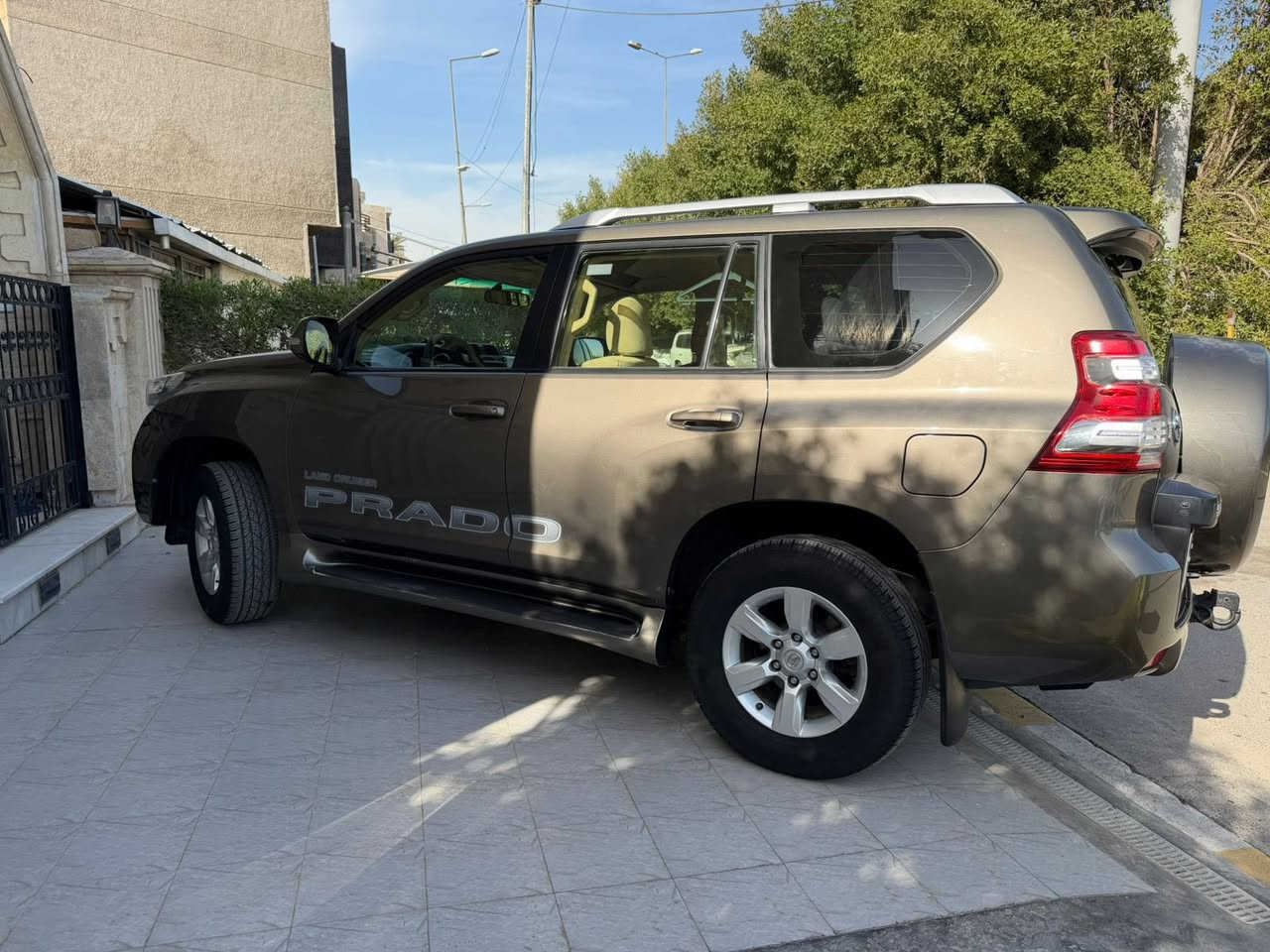 برادو ٢٠١٦    كويتي  txl  وكاله الساير لون مميز جكليني   ٦ سلندر   دبل  تانكي   بصمه  شاشه كامره   سبير تعليك رقم اربيل  شرط التحويل   مكان السياره بغداد  مواصفات عاديه بدون  سلايد  السياره نظيفه جدآ وبدون اي نقص   ماشيه ١٣٢ كم    السياره مكفوله  فقط بيه نص الباب الخلفي عكس السايق من الاسفل   صبغ اثر شخط  موضح بل صور والدعاميه الخلفيه اثر شخوط  والباقي مكفول  السعر  مناسب  بلنسبه الموديله  ونظافته 
٣١٥ $  ورقه   ( الي يحب يستفسر اكثر يتصل  مكلف بل نشر )
***********
***********
