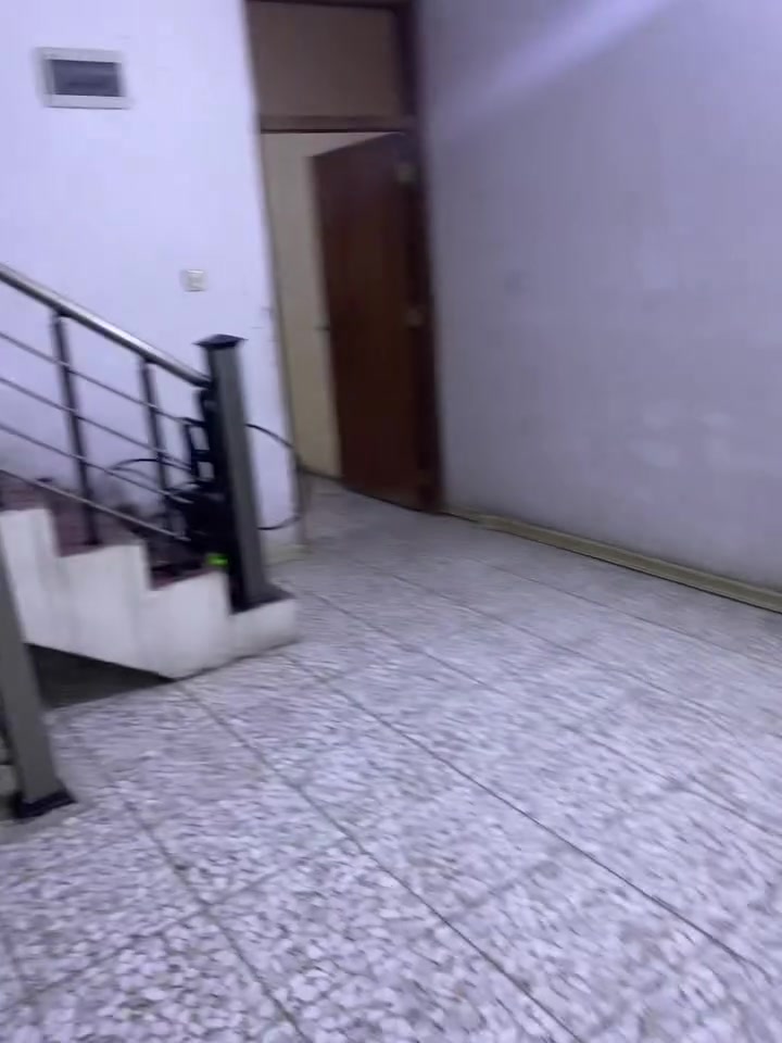 السلام عليكم دار للبيع مساحه 74 واقع حال 110 واجهية 5 اله ربع كلش نضيف البيت مكانه بصف ساحه محمد الأسود واجهيته على سريع محمد القاسم باقي المعلومات داخل الفيديو للاستفسار مكتب البراق للعقار ***********
