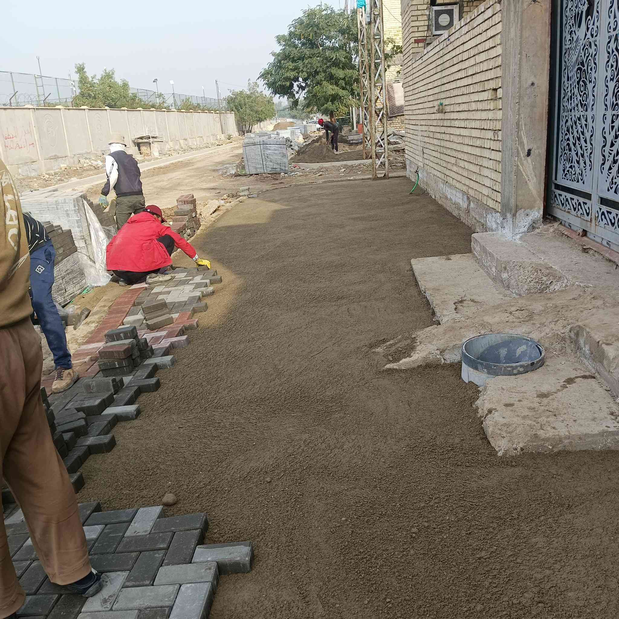 متوفر كادر عمل
نشتغل انواع الارصفه شوارع حدائق مدارس دوائر 

  ونشتغل جميع المحافضات ويوجد كرسته وعمل توصل على ارقم ***********
