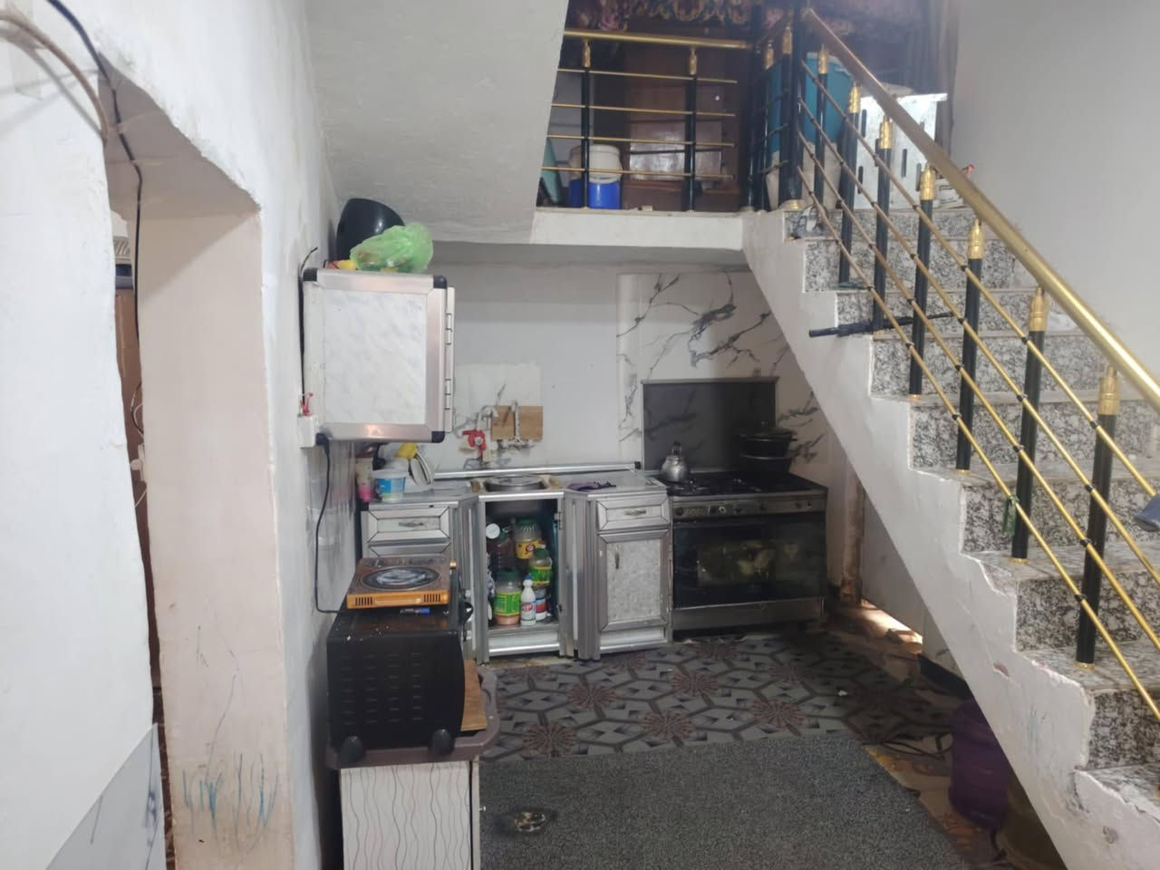 السلام عليكم مشتمل للبيع واسط حي الحكيم شارع افران الهادي المساحه 100 يحتوي على غرفه نوم وصاله واستقبال وصحيات وطرمه البناء بلوك سقف عقاده سقف ثانوي كامل خدمات من ماء ومجاري وكهرباء مرقم من قبل لبلديه سند 25 السعر 30 وبي مجال المراجعه الدلاليه سيد حيدر***********
