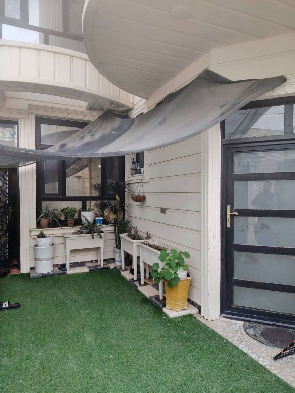 بيت 200 م حي العدالة منطقة 35 شارع 15 قريب شارع المطار خدمي البانزين خانة فرع اوتليت للملابس  بناء درجة اولى داخل مرمر
الطابق الارضي 
صالة واستقبال مجموعة صحية شرقي وغربي وغرفة وحدة ومطبخ ومنور ومكشوفة
الطابق الثاني
3 غرف وصالة ومجموعة صحية
للاستفسار الاتصال على
***********
او المراسلة خاص واتس اب او مسنجر
