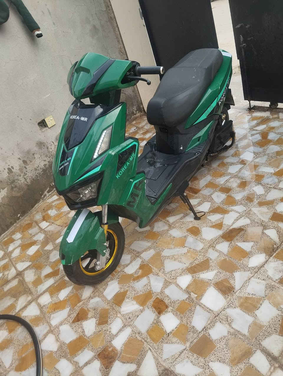 موصفات
6 بطاريات شرط 
ملف 2000حقيقي 
4 نمره 
لايتات اشاير كله شغال 
دررع نضيف لا كسر ولا فطر 
ما بي اي عطل عله شغال وكامل. سعر 375
مكاني مزارع زيونه قرب المرور 
رقمي ***********بي وتساب 
اخويه يرحم واديك مو شاري ومو عندك كلمه لا تخابر
