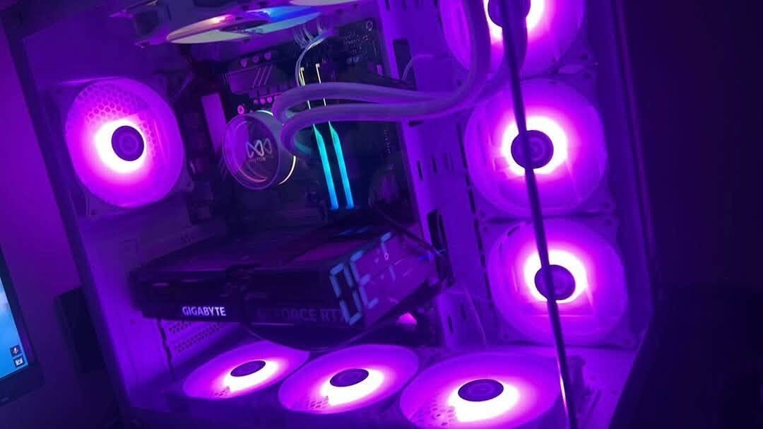 � للبيع PC Gaming قوي جدًا - يشغل جميع الألعاب على أعلى الإعدادات 🔥
📌 المواصفات:

•  🧠 Intel Core i5-14400F
•  🎮 RTX 4070 SUPER (3 Fan)
•  💾 32GB DDR5 6600MHz (2×16GB)
•  🖥️ Motherboard B760
•  ⚡ SSD 1TB
•  🔌 Power Supply 850W Gold
•  ❄️ مبرد مائي 240mm
•  🖤 Full Tower Case مع 7 مراوح RGB

✅ يشغل أحدث الألعاب مثل GTA 6 (عند نزولها على PC)، Cyberpunk 2077، Black Myth: Wukong وغيرها على إعدادات عالية جدًا.
✅ الجهاز نظيف، جاهز للاستخدام، بدون أي مشاكل

للتواصل (***********)
