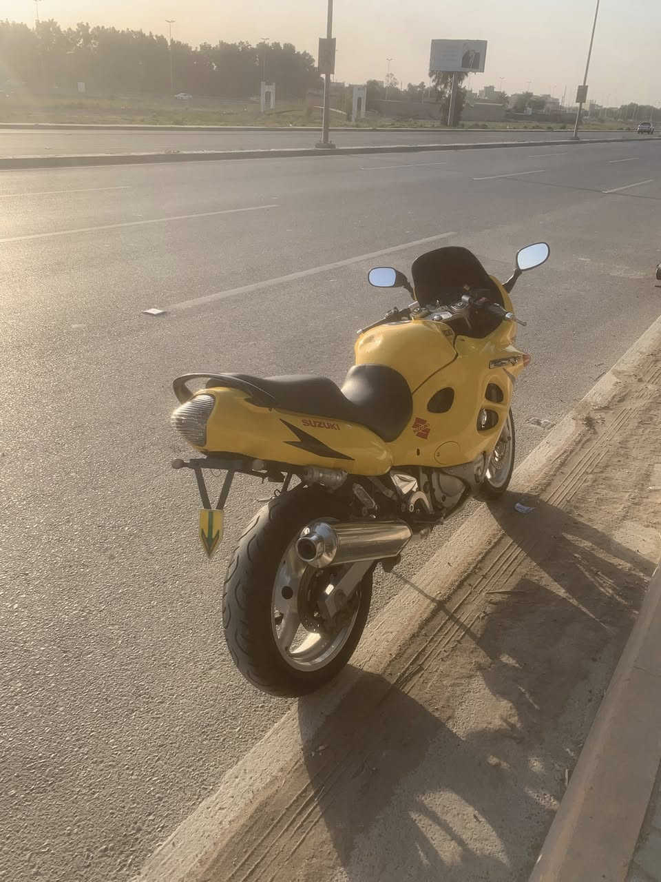السلام عليكم
دراجه ساسوكي بطح نوع gsxf كفاله عامه ماشيه 35 الف دراجه جديده جدا موديل 2004 محرك حجم
‏750cc السعر20 ورقه وبيها مجال 
للاتصال ***********
