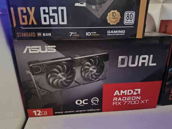 أكيد ✅
📣 للبيع – جهاز بث وألعاب متكامل بمواصفات عالية 🎮💻

💪 المواصفات الفنية للجهاز:

🔹 المعالج: Core i5 (الجيل 14) أو ما يعادله Ryzen 5 7600

🔹 المذربورد: B760 WiFi

🔹 الرامات: T-Force 16GB بسرعة 3600MHz

🔹 كارت الشاشة: ASUS RX 7700 XT 12GB

🔹 الباورسبلاي: 650 واط أصلي (80+ Bronze)

🔹 التخزين:M2 سريع

🖥️ الملحقات المضمّنة:

شاشة منحنية Curved مقاس 32 بوصة – دقّة 4K 🌈

سماعات احترافية بجودة صوت عالية 🔊

كاميرا بث مباشر 4K مناسبة للستريمر والبودكاست 🎥

مايكروفون احترافي بنقاوة صوت ممتازة 🎤

ميز (واجهة صوت) للتحكم في الصوت والمؤثرات 🎚️

الطاولة / الإضاءة / الإكسسوارات كاملة حسب الرغبة

📦 الكل جاهز للاستعمال مباشرة – نظيف جداً، استخدام خفيف، مناسب للبث المباشر، الألعاب، المونتاج، والتصميم.

💰 السعر المطلوب: 💵

1500.000 دينار عراقي ( بدون ملحقات  مع ملحقاتها 1650.000.

📍 الموقع: النجف الأشرف
يتوفر توصيل 

📞 للتواصل: (***********)
