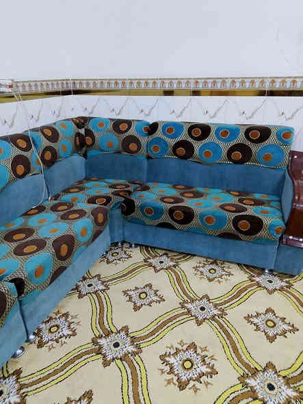 ديوان للبيع 16 مقعد المكان حلة قرب جامعة بابل السعر 425 وبي مجال رقم الهاتف ***********
