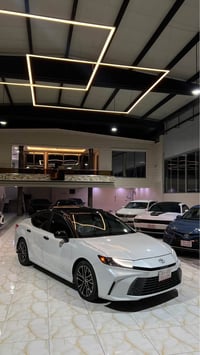 كامري XLE هايبرد • ٢٠٢٥ • حادث ٣ قطع