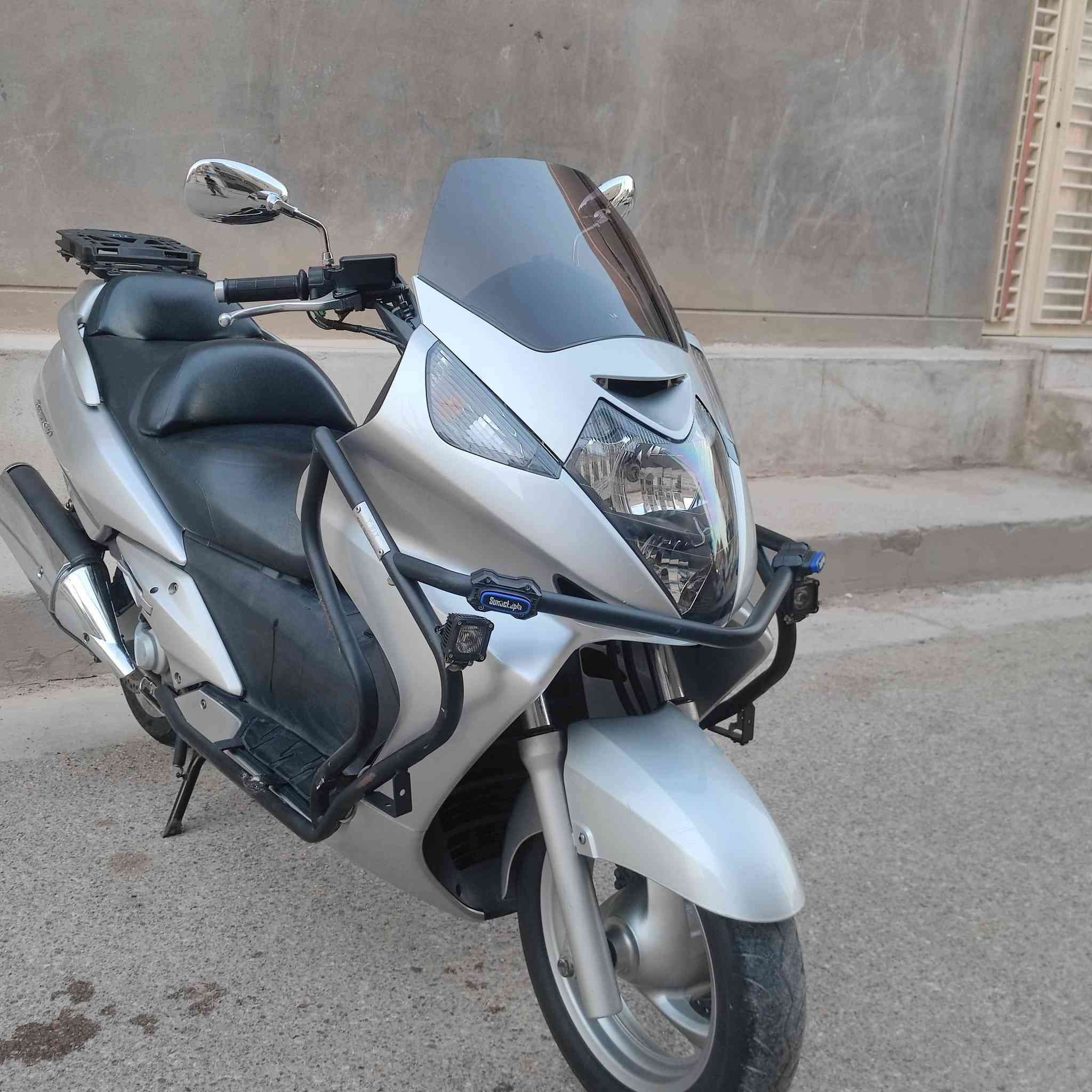 ياا الله السلام عليكم اخوتي الطيبين دراجه سلفر ونك 
حجم المكينه 400cc  اوفر مود ماشيه 26 الف الاون سلفر 
دراجه بحاله الوكاله شرط كفاله عامه والفحص 
درع اصلي مري نيكل تايرات الشركه قاعده جنطه 
عده اصليه اوراق كامله اخوتي دراجه جديده 
بمعنه الكلمه ومكاني بغداد الاستفسار عله الرقم 
***********
